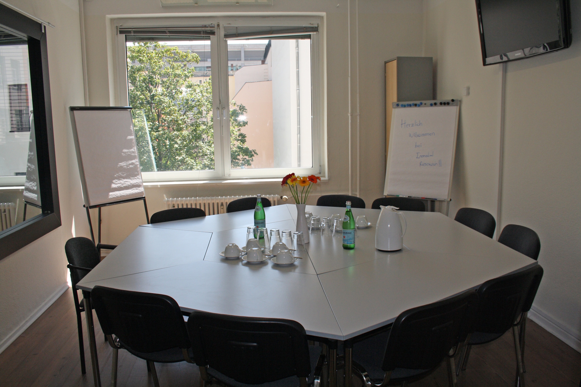 Gruppendiskussionsraum mit Sichtfenster