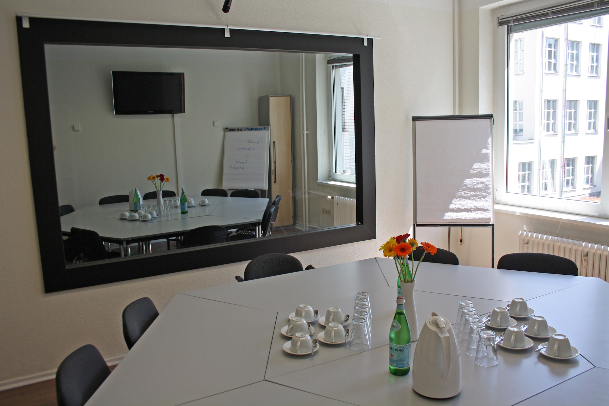 Gruppendiskussionsraum mit Sichtfenster